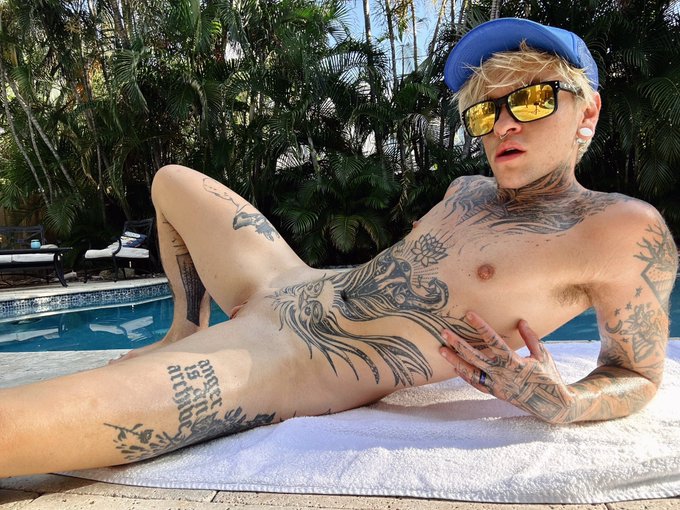 RT if you think boys w/ pu$$y r hot ? https://t.co/3boAhrNfcA