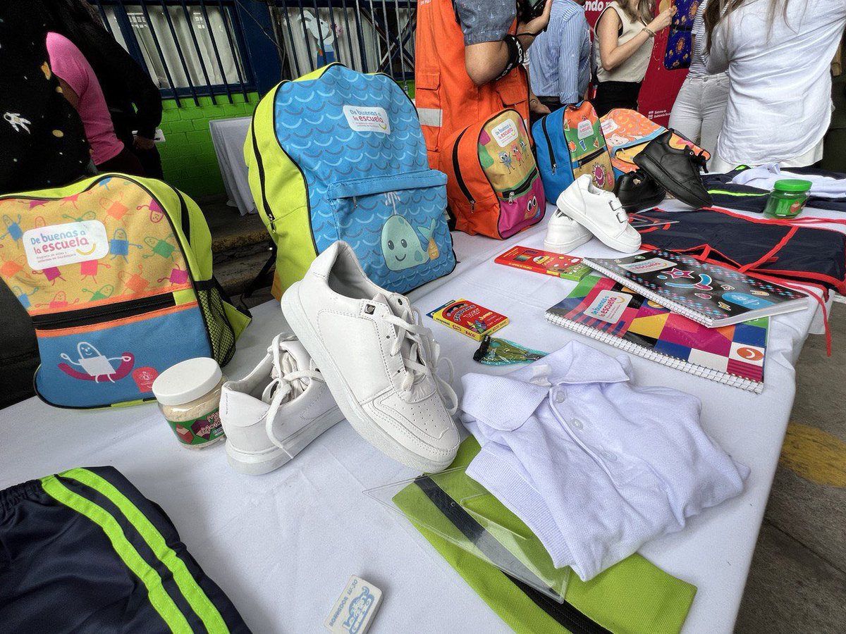 JCFloresMiramon's tweet photo. Hoy el programa de mochilas y útiles escolares llegó a la Primaria Benito Juárez en @GuadalajaraGob donde  las y los estudiantes también recibieron uniforme, tenis y los kits de arte y educación física que se entregan a través del programa #RecreaEscuelaParaLaVida. https://t.co/uksXMErEzQ