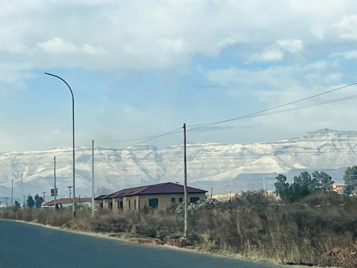 MalutiLocal's tweet image. Beautiful #Drakensberg on the Maluti-A-Phofung side and more @MorningLiveSABC @LeanneManas @SakinaKamwendo #Snowfall