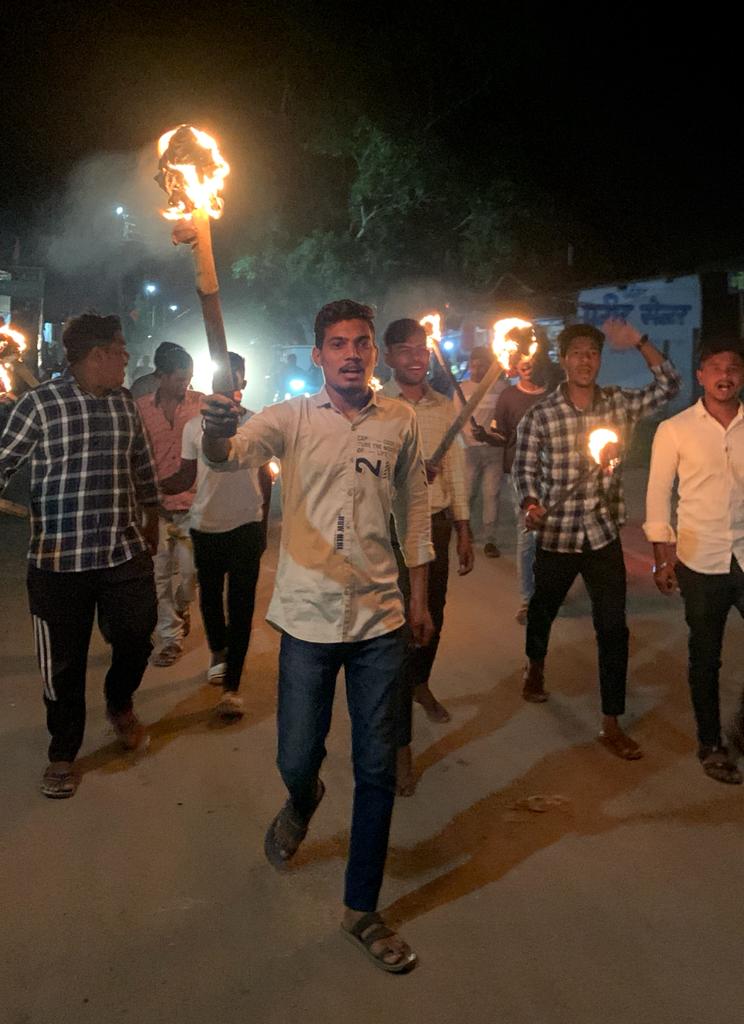 abvpgariaband's tweet photo. अखिल भारतीय विद्यार्थी परिषद इकाई गोहरापदर में संगठन के 75वें स्थापना दिवस के गौरवशाली मौक़े पर नगर में मशाल यात्रा निकाली गई एवं नगर के हृदय स्थल बजरंग चौक में भारतमाता की आरती की गई।पटाखे फोड़कर मिठाई खिलाकर स्थापना दिवस मनाया गया। https://t.co/hMrgUUA1YL