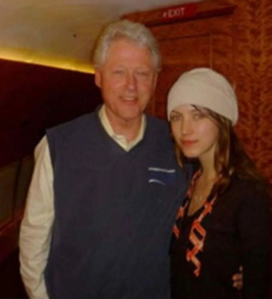 ProjectChaney's tweet photo. BRITNEY IS COMING?
🪄
If she has a big announcement tomorrow… I hope it’s about #raychandler #rachelchandler
#childhandler
A friend of Epstein, Ghislaine, and many many more.
#churchofhollywood https://t.co/Ge3STS8P9o