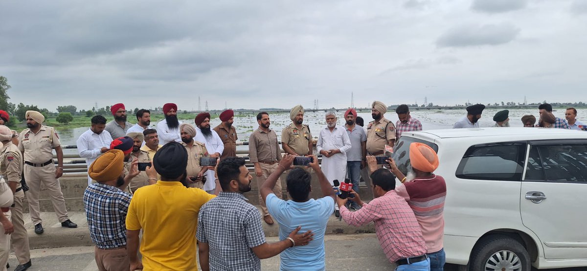 Ferozepurpolice's tweet photo. ਫ਼ਿਰੋਜ਼ਪੁਰ ਪੁਲਿਸ ਨੇ ਹੜ੍ਹ ਪ੍ਰਭਾਵਿਤ ਖੇਤਰਾਂ ਵਿਚ ਜਾ ਕੇ ਸੁਰੱਖਿਆ ਪ੍ਰਬੰਧਾਂ ਦਾ ਜਾਇਜ਼ਾ ਲਿਆ, ਸਥਾਨਕ ਲੋਕਾਂ ਨਾਲ ਗੱਲ ਬਾਤ ਕੀਤੀ।  
ਕਿਸੇ ਵੀ ਐਮਰਜੰਸੀ ਦੌਰਾਨ #FloodControlRoom ਨੰਬਰ 01632-244017 ਡਾਇਲ ਕਰੋ। https://t.co/0Bn3PtAJZk
