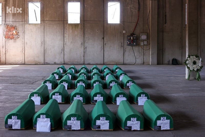 AhmooL's tweet photo. Ubijeni Bošnjaci koji će biti ukopane ove godine u @SrebrenicaMC su:

1. Alić (Omer) Džemail, rođen 1962. godine u mjestu Osat, Srebrenica;

2. Aljić (Zildžija) Mevlid, rođen 1957. godine godine u Srebrenici;

3. Avdić (Mujo) Halil, rođen 1975. godine u Đurđevcu, Srebrenica; https://t.co/ofjL7s8Q99