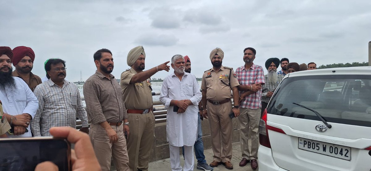Ferozepurpolice's tweet photo. Ferozepur Police went to the flood affected areas and reviewed the security arrangements, talked to the local people.
 Dial #FloodControlRoom number 01632-244017 during any emergency.

  #YourSafetyOurPriority https://t.co/fVNdn5Tt2L
