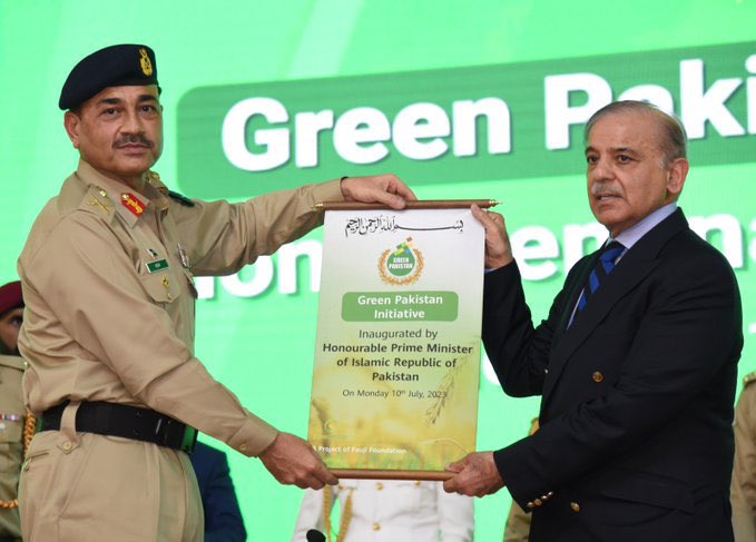 PakistanFauj's tweet photo. Prime Minister Muhammad Shehbaz Sharif inaugurated the Green Pakistan Initiative in Islamabad. General Syed Asim Munir, Chief of Army Staff (COAS), hands over the inaugural scroll to the Prime Minister.

#Pakistan #PakistanArmy #COAS #ISPR https://t.co/9XJpm95Bv7