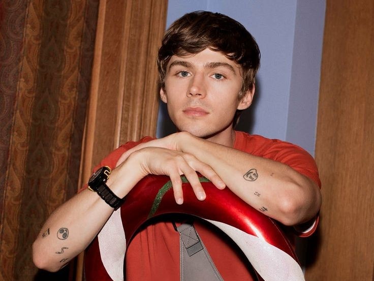 elitehouse_'s tweet photo. Miles Heizer como Daniel Rivera; https://t.co/y7RDEr5XH3