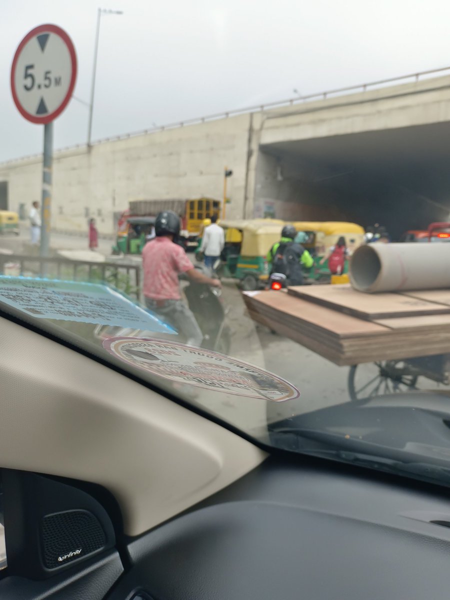 advraghavkumar's tweet photo. @dtptraffic  sir this is Delhi Ghaziabad Highway in Patparganj, Autos are blocking the junction for whole traffic. https://t.co/BBViFfRBkb