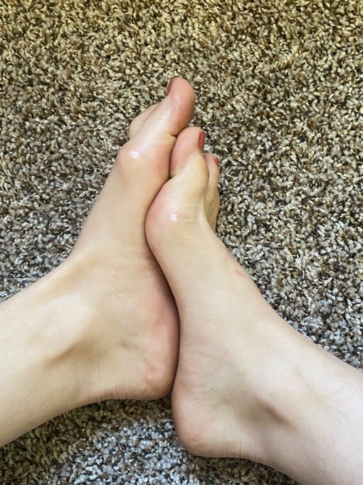 All lotioned up 😜  Cash app me $hredhead98 or find me on only fans https://t.co/JERak0uXjM  #feetfinder<a href="/tag/footfetish"class="tags"><span>#footfetish</span></a><a href="/tag/redhead"class="tags"><span>#redhead</span></a><a href="/tag/dirty"class="tags"><span>#dirty</span></a><a href="/tag/lotion"class="tags"><span>#lotion</span></a><a href="/tag/oil"class="tags"><span>#oil</span></a><a href="/tag/toes"class="tags"><span>#toes</span></a>