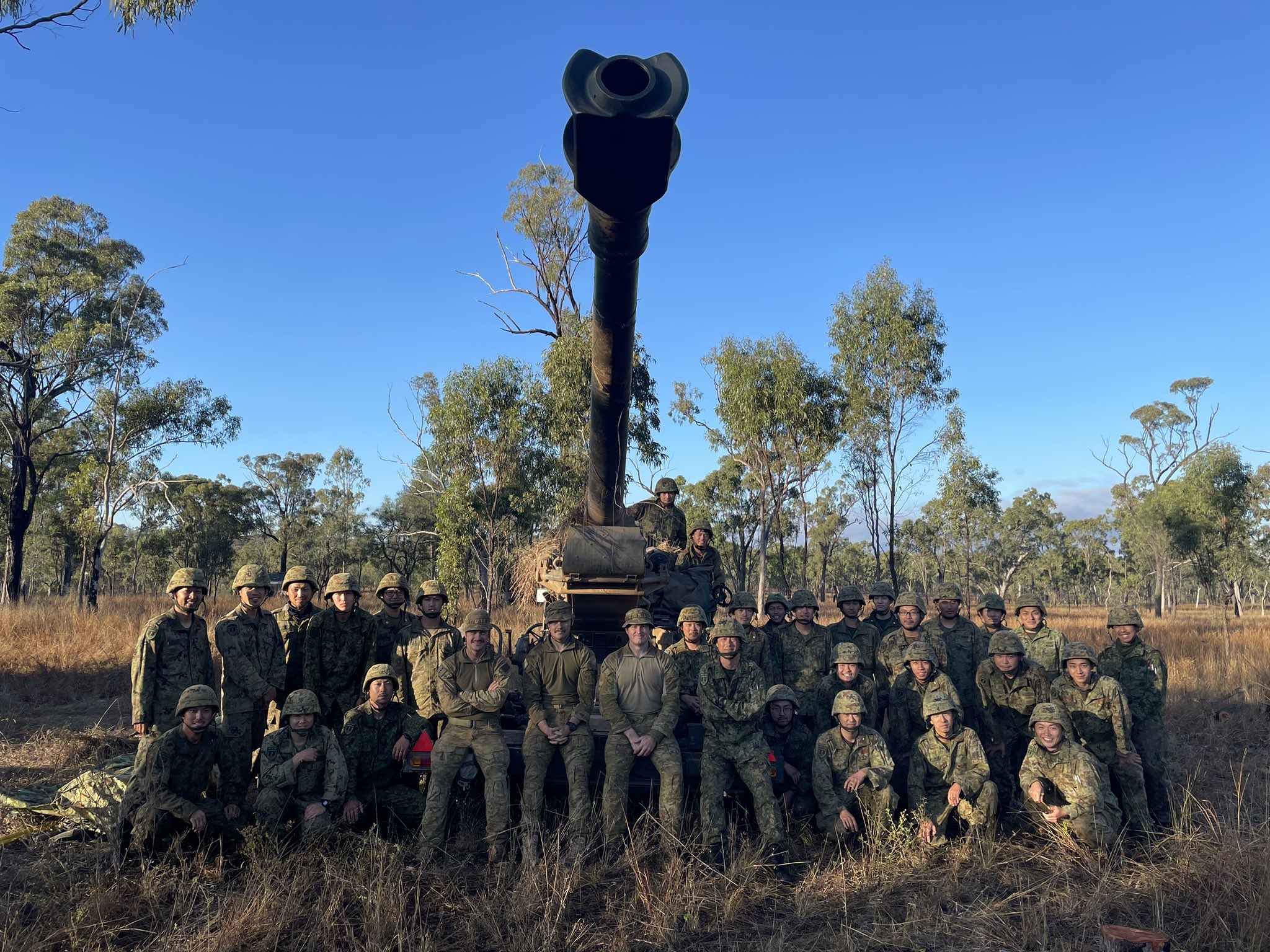 Brigadier Michael Say on Twitter "What a gun line and what a first … Japan_GSDF firing in