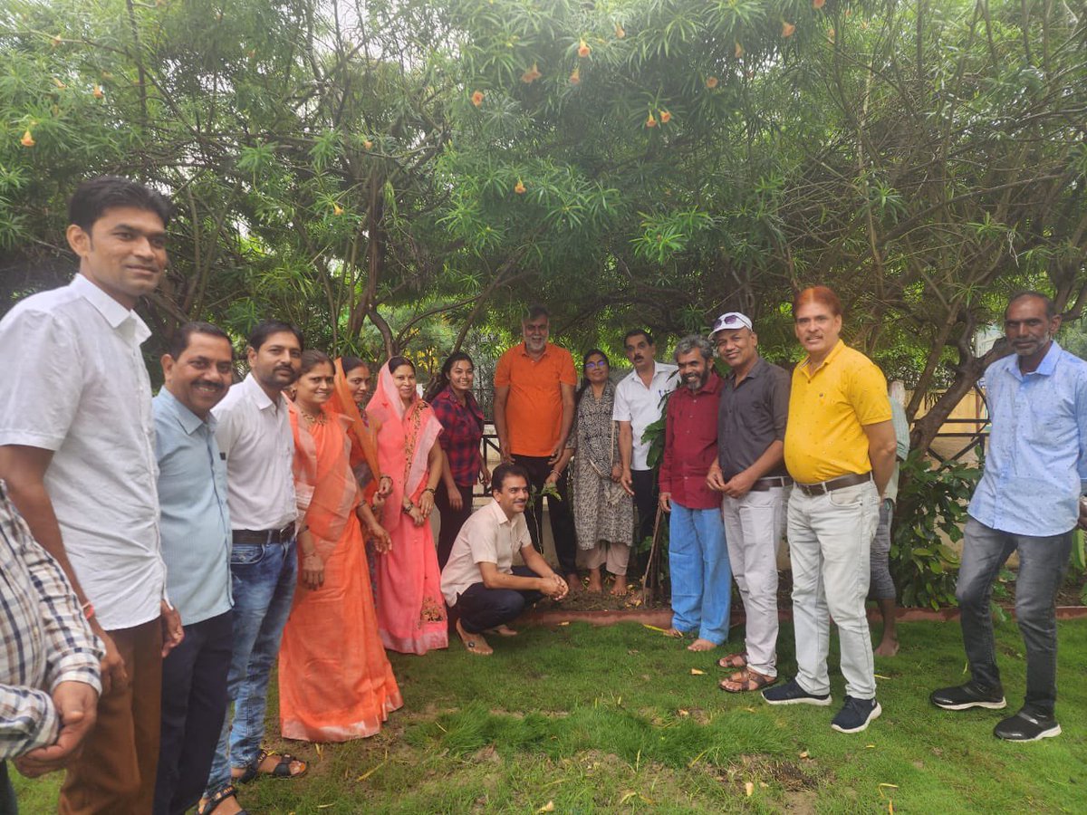prahladspatel's tweet photo. आज विदिशा में पारिवारिक वातावरण में चंदन एवं अगस्त के पौधों का रोपण किया ।@patel_pushplata @lodhi_nand @MadhuriLodhi @sandeepsdonger @Niranjan_Lodhi @geeta__rajpoot @lodhiRevanshi https://t.co/qJ7E5COx9k