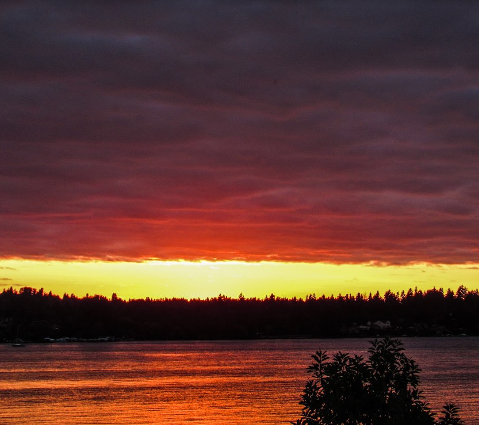 The day has ended here across western Washington but the night shift has begun. Here are a couple of scenes from this evening's sunset. #wawx