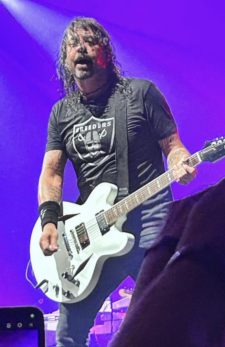 OH MY GODDDDDD DAVE GROHL