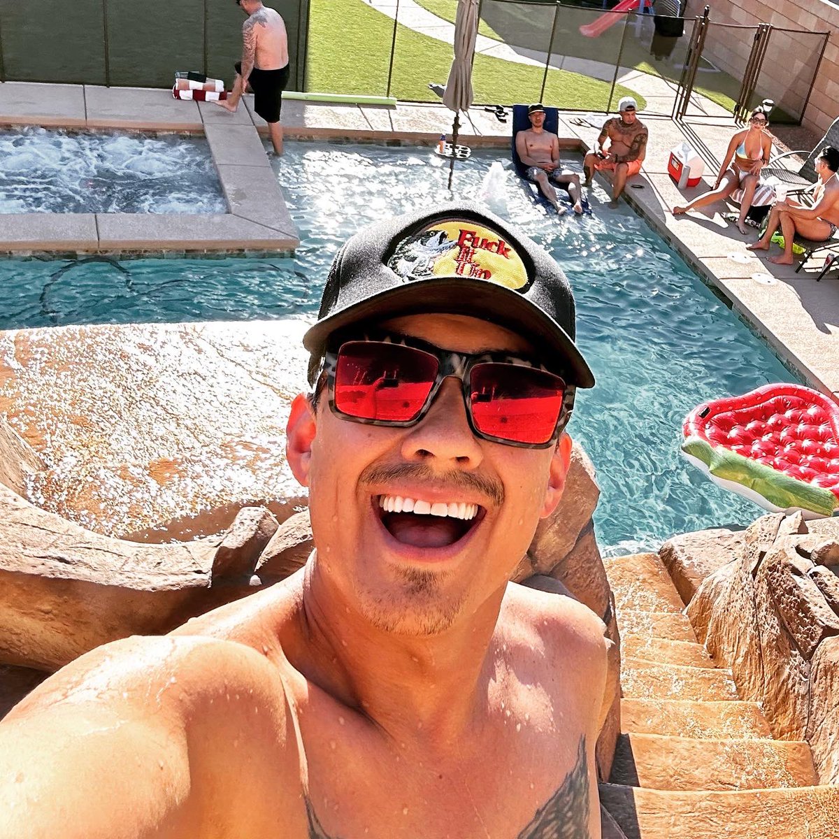 EV007_'s tweet photo. #FuckItUp 🐟 🧜‍♂️🧜‍♀️🍻😜 https://t.co/CRbY1CV5hb