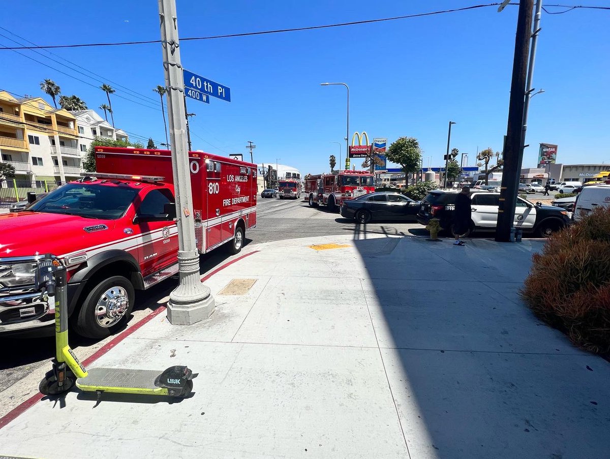 SLONick4's tweet photo. Sorry for the traffic at 40th and Figueroa!

Cops and FD are trying to talk someone off a ledge. The person is suffering from a mental illness and is super duper agitated. FD set up the giant pillow while our crisis negotiations team started calming him down. 🙏 https://t.co/TzChkXK5Pq