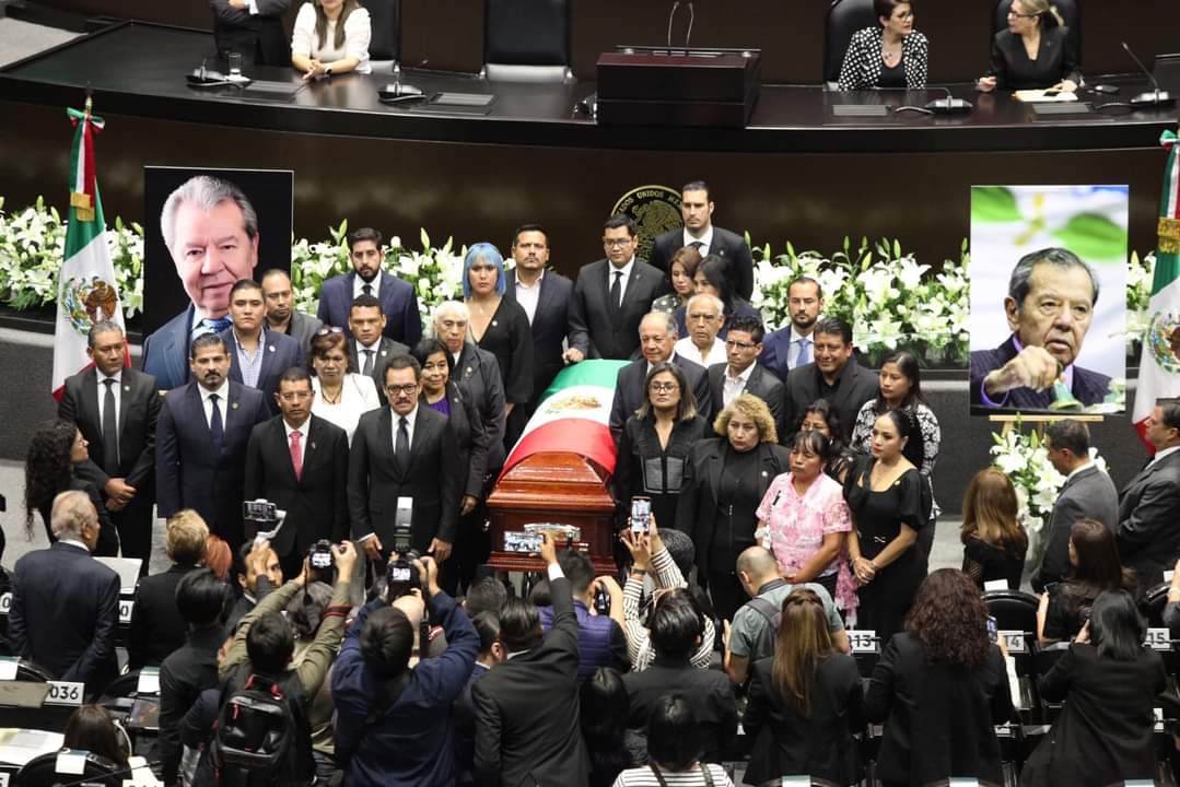 Rendimos homenaje a un gran maestro que tuve la oportunidad de conocer y aprender grandes anécdotas e ideales, hombre de estado, congruente con sus palabras y hechos.
Agradezco a la vida por la dicha de compartir con él, la legislatura y hasta los mezcales, #DEP @PMunozLedo