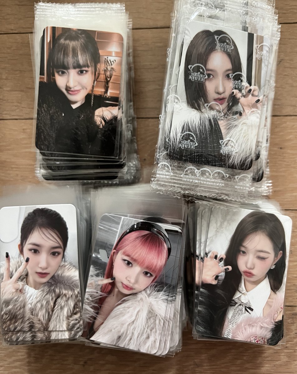 아이브 스타리버2차 유진이 포카제외 다 받았습니다 (스타리버에서 연락을 받았는데 유진이포카 이번주 내로 재발급 하겠습니다)
오늘 내일 먼저 개별 연락드리 주소 학인하고 
재배는 유지이 받자마자 할게요