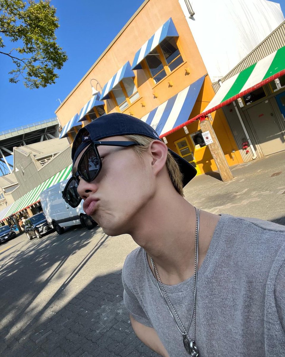 whoa i didnt mean to disappear for so long 😭😭 my life had gotten extremely busy out of nowhere but im free now !! ill start being active here again tmrw ☝️