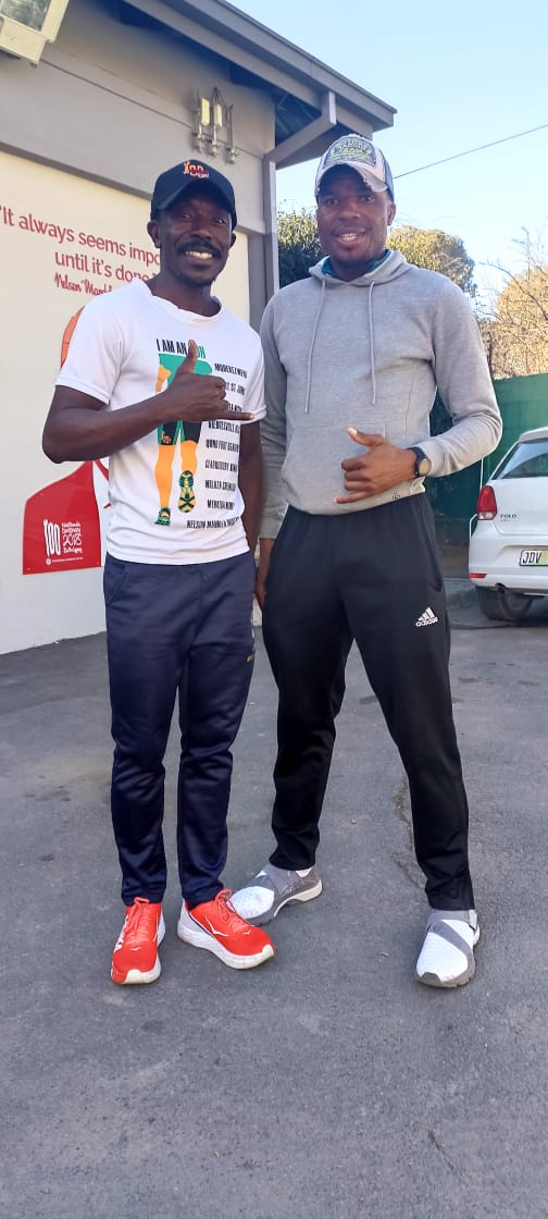 MrTrapnlos's tweet photo. #TrapnLos
#IPaintedMyRun
#TrapnLosTraining
The boys were ready to go home, saying goodbye to beautiful province of Eastern cape...
#iconsforchange #iamanicon #icons4change #400kmChallenge
Met Mr SpotRun https://t.co/WMwVtcdAXE
