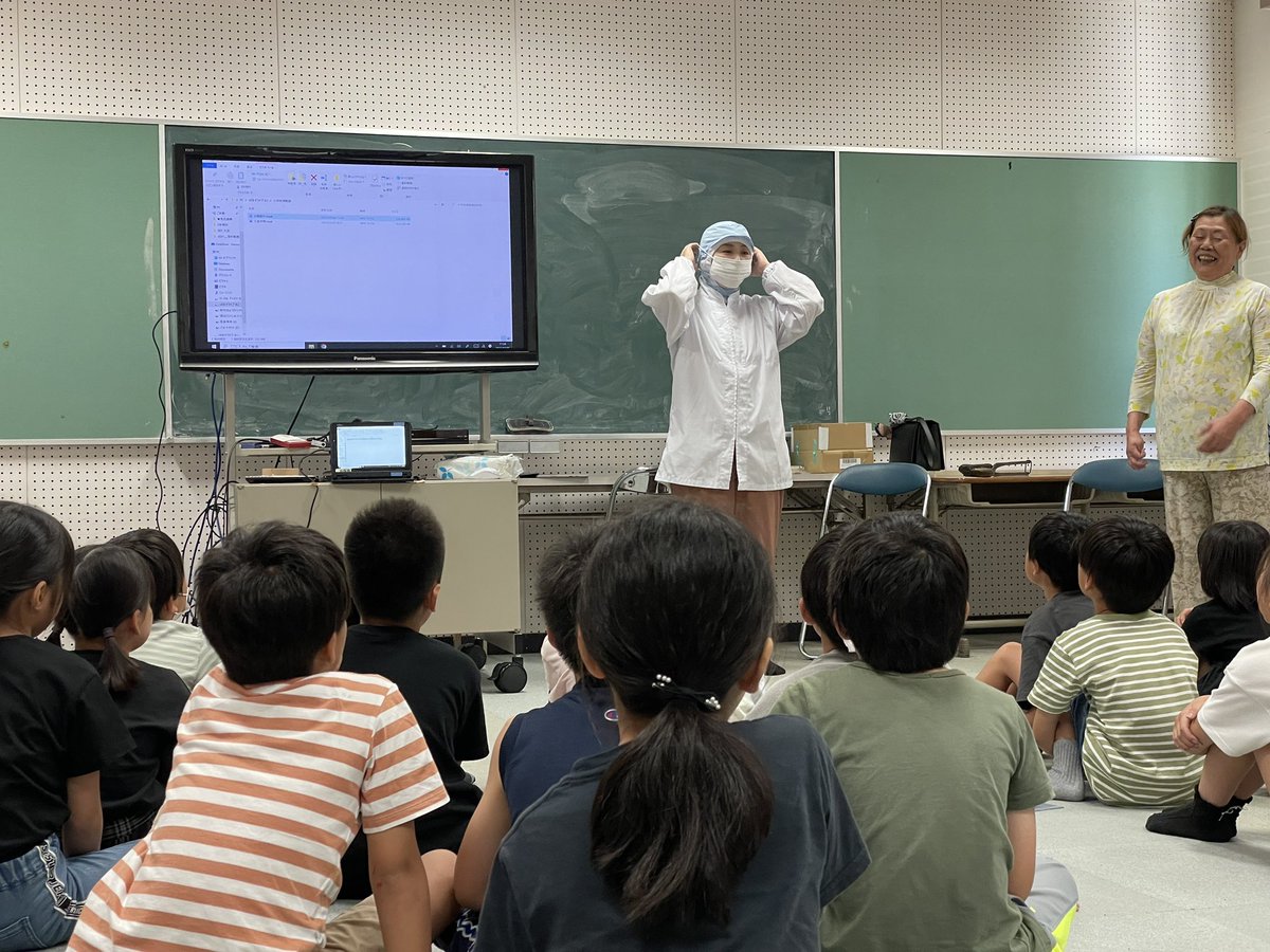 877lima's tweet image. リマです(^^)

先週は本社工場のある門真市の小学校に呼んでいただいて、出前社会見学をさせてもらいました。

3年生の元気パワーをいっぱいもらいました。

出前社会見学にご興味ある学校諸団体さまはお客様サービスまでご連絡ください(o^^o)