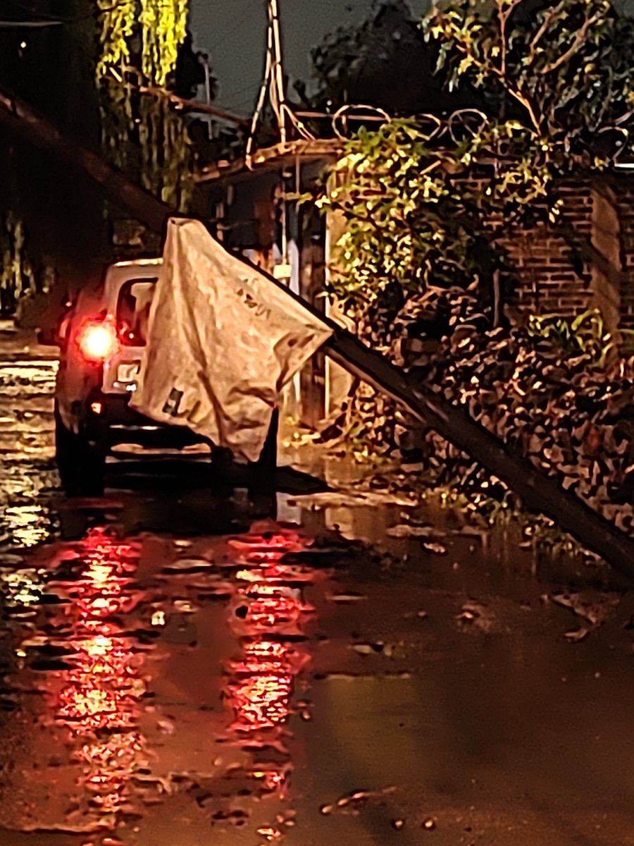 gusfima947's tweet photo. @UCS_GCDMX para que nos apoyen a revisar un poste que se cayó y que está atravesado a media calle, en la calle Guadalupe casi esquina con gardenia en colonia xicalhuacan https://t.co/ZSxkL6MahC