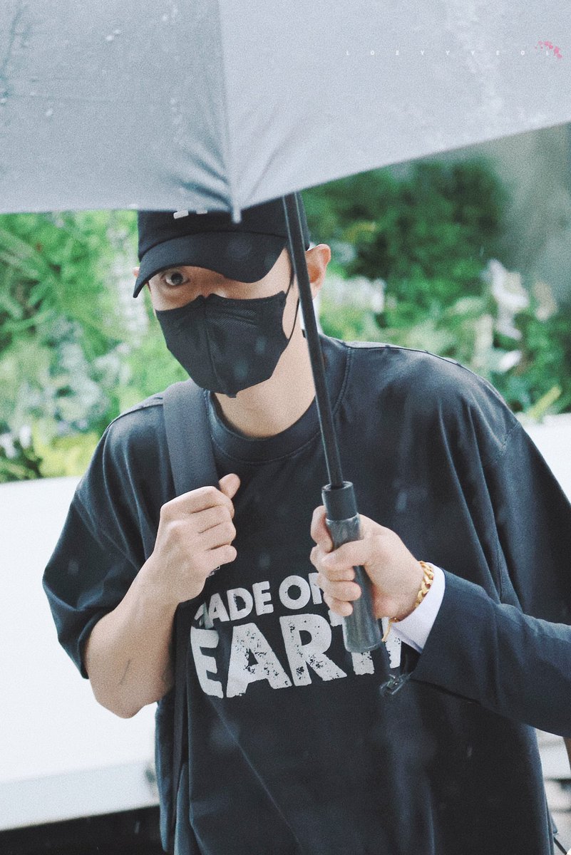 cloud_6104's tweet photo. ChanBaek arrival at the KBS building to film for The Seasons – Choi Junghoon Night Park https://t.co/j0hGzY43g9