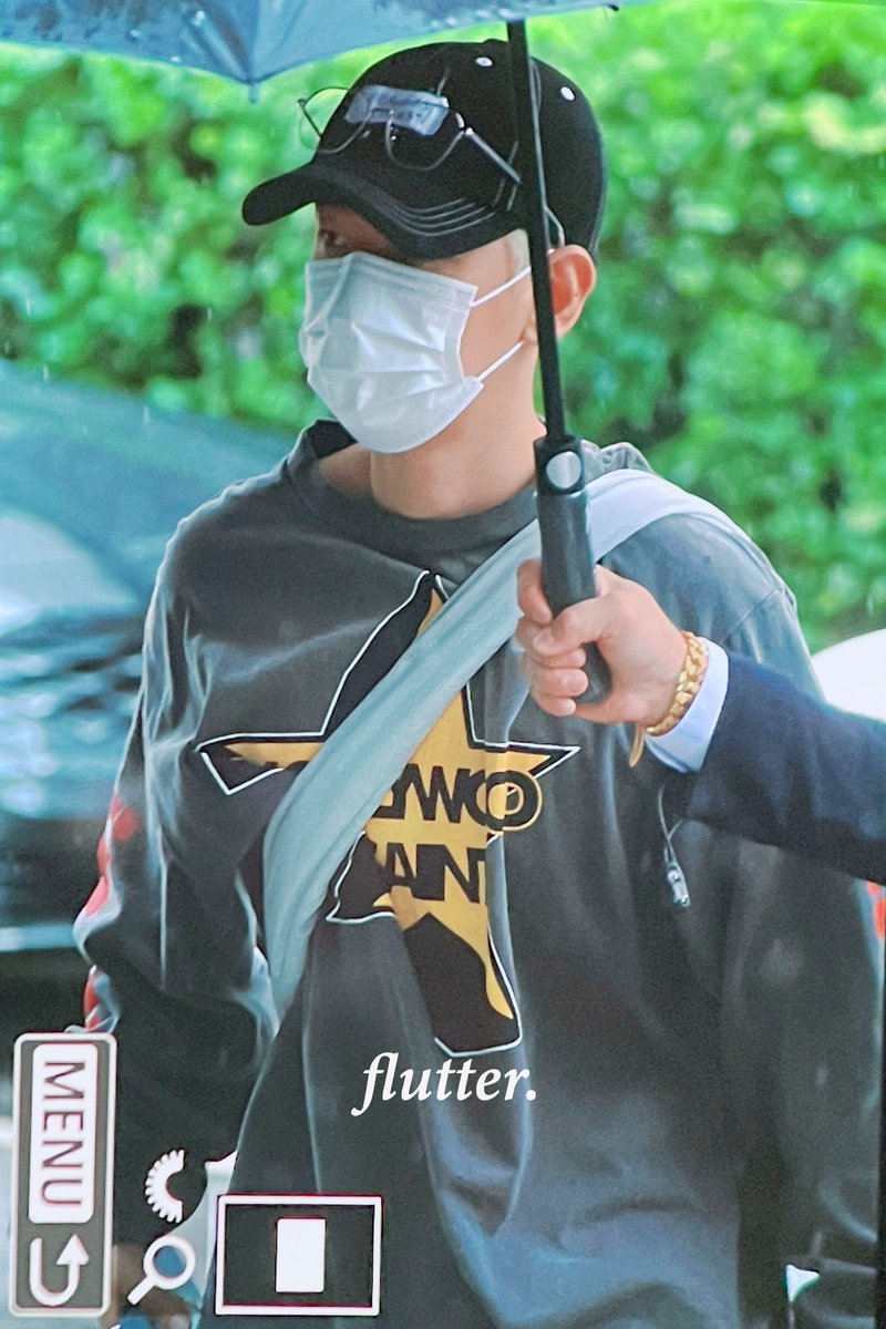 cloud_6104's tweet photo. ChanBaek arrival at the KBS building to film for The Seasons – Choi Junghoon Night Park https://t.co/j0hGzY43g9