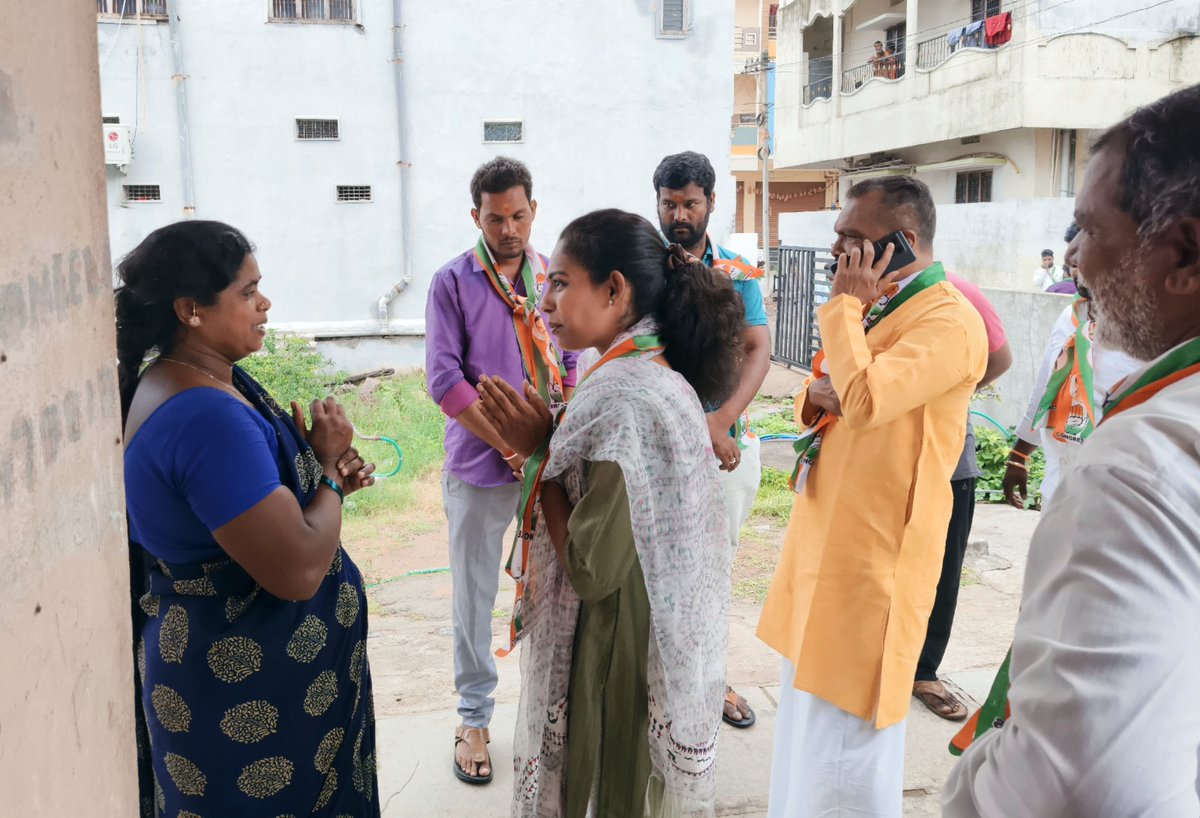 ankshathumkunta's tweet photo. DAY-2 
*గజ్వేల్ ఆత్మగౌరవ యాత్ర✊🏻*
మనోహరబాద్ మండల, కళ్ళకల్ గ్రామం లో ఈరోజు ఉదయం పాదయాత్రలో భాగంగా ప్రజా సమస్యలు తెలుసుకుంటూ ముందుకు సాగుతున్న నర్సన్న
 జనం కోసం నర్సన్న జనంతో నర్సన్న.
#AnkshaReddy #thumkuntanarsareddy #PriyankaGandhi #RevanthReddy #RahulGandhi
#Telanganaatmagowrava https://t.co/SBsKPLbegB