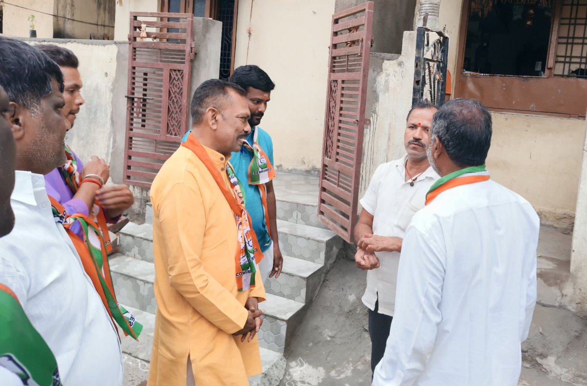 ankshathumkunta's tweet photo. DAY-2 
*గజ్వేల్ ఆత్మగౌరవ యాత్ర✊🏻*
మనోహరబాద్ మండల, కళ్ళకల్ గ్రామం లో ఈరోజు ఉదయం పాదయాత్రలో భాగంగా ప్రజా సమస్యలు తెలుసుకుంటూ ముందుకు సాగుతున్న నర్సన్న
 జనం కోసం నర్సన్న జనంతో నర్సన్న.
#AnkshaReddy #thumkuntanarsareddy #PriyankaGandhi #RevanthReddy #RahulGandhi
#Telanganaatmagowrava https://t.co/SBsKPLbegB