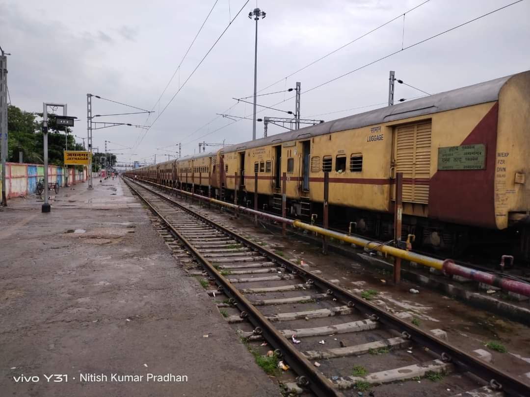 JaynagarNow's tweet photo. सुबह की तस्वीर #जयनगर रेलवे स्टेशन प्लेटफॉर्म की!(भारतीय रेल)
📸 नितीश कुमार प्रधान @NitishPradhanJe
@AshwiniVaishnaw @spjdivn
@ECRlyHJP @RailMinIndia

#NitishPradhan #JaynagarNow #JaynagarRailway #NepalRailway #IndoNepal #Nepal #Jaynagar #Jainagar #Madhubani #Bihar #Mithila https://t.co/HofilRC1A4