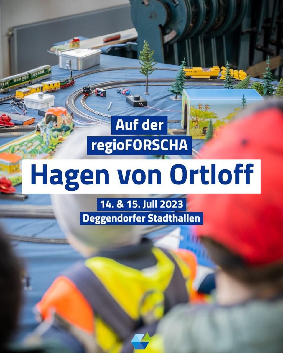 regioforscha's tweet photo. Was bewegt den Zug? Mr. #eisenbahnromantik Hagen von Ortloff erklärt unterschiedliche Antriebsarten auf der #regioFORSCHA23 #niederbayern #modellbahn https://t.co/yyiw8dGVQa