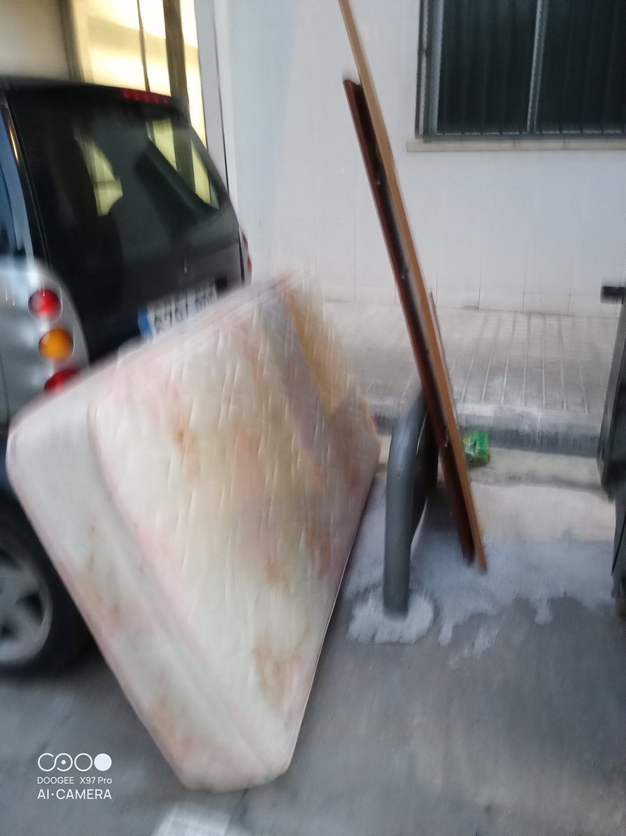 orriolsenlucha's tweet photo. @mjosecatala @JCcaballeroM @CarlosMundina Entre les persones incíviques #d'Orriols i les que sospitem que ens duen matalassos i altres mobles estem farts. Compleixca el que va  prometre. Volem un BARRI SEGUR DIVERS I DIGNE. PERÒ EL VOLEM JA. https://t.co/gxuEz6d0Dy