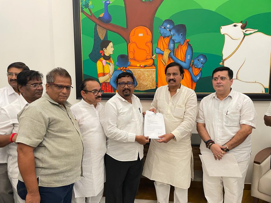 SunilTatkare's tweet photo. महाराष्ट्र प्रदेश राष्ट्रवादी काँग्रेस पार्टीच्या वसई-विरार (शहर) जिल्हाध्यक्षपदी राजारामजी मुळीक यांची नियुक्ती करण्यात आली आहे. त्यांचे मनःपूर्वक अभिनंदन व शुभेच्छा! 💐

@NCPSpeaks1 https://t.co/3LO1JAwKBw