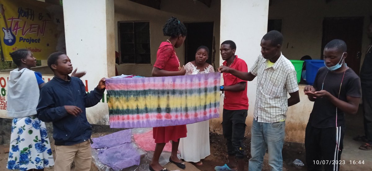 YYowori's tweet photo. Tie and Dye training with the youths from Traditional Authority Ntchema, under the YOUTH 'N' TALENT project funded by Copyright Fund.

#copyrightfundmw 
#unicef 
#yowori 
#NYCOM 
#cosoma https://t.co/2Y4K406zRI