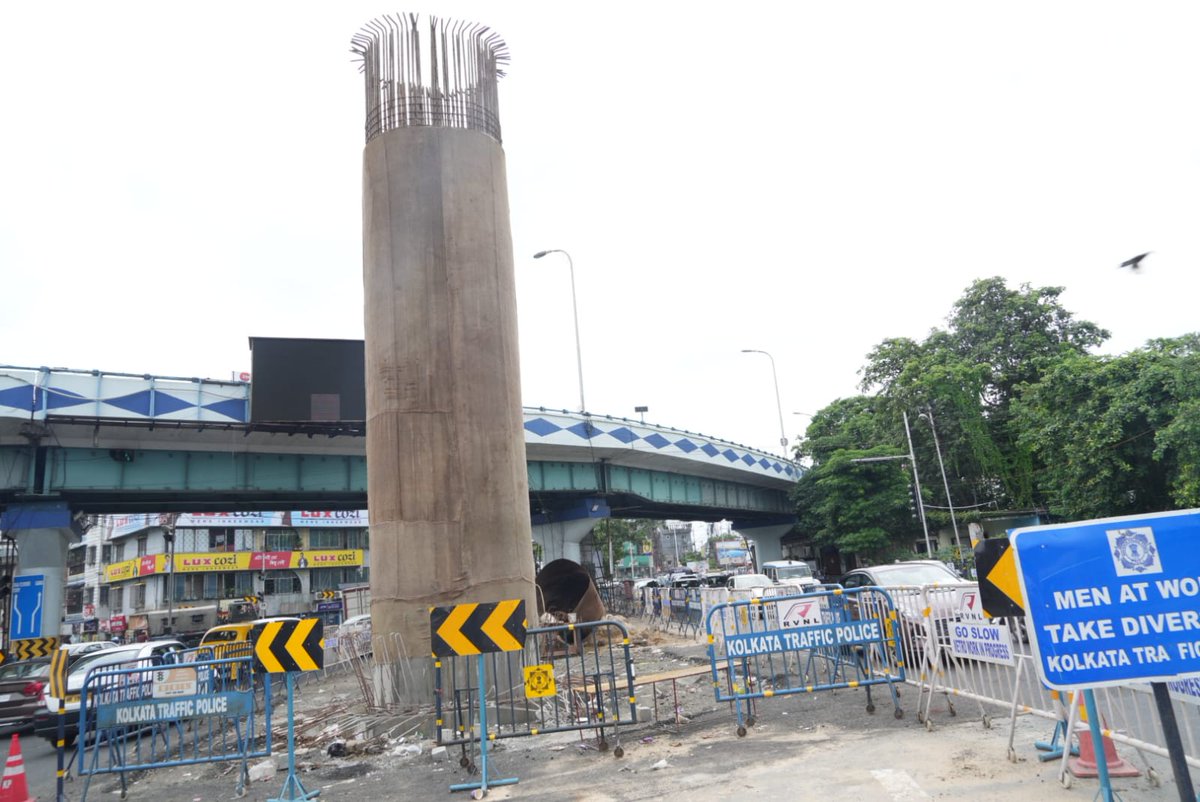 metrorailwaykol's tweet photo. The crucial construction work of Pier No.318 at #ChingrighataCrossing for #KaviSubhas-#AirportProject has been completed.#RVNL has now narrowed the block on busy #EMBypass over a 10-meter wide stretch for easy traffic movement. Construction work of Pier Cap will be over shortly. https://t.co/M7BMViWW8A
