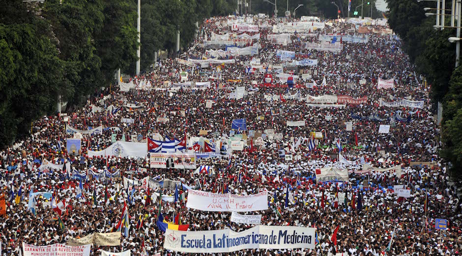 "Las calles, los parques y las plazas son y serán de los revolucionarios y jamás negaremos a nuestro heroico pueblo el derecho a defender su Revolución". <a href="/DiazCanelB/">Miguel Díaz-Canel Bermúdez</a> <a href="/PartidoPCC/">Partido Comunista de Cuba</a> #IslaRebelde #ConTodosLaVictoria