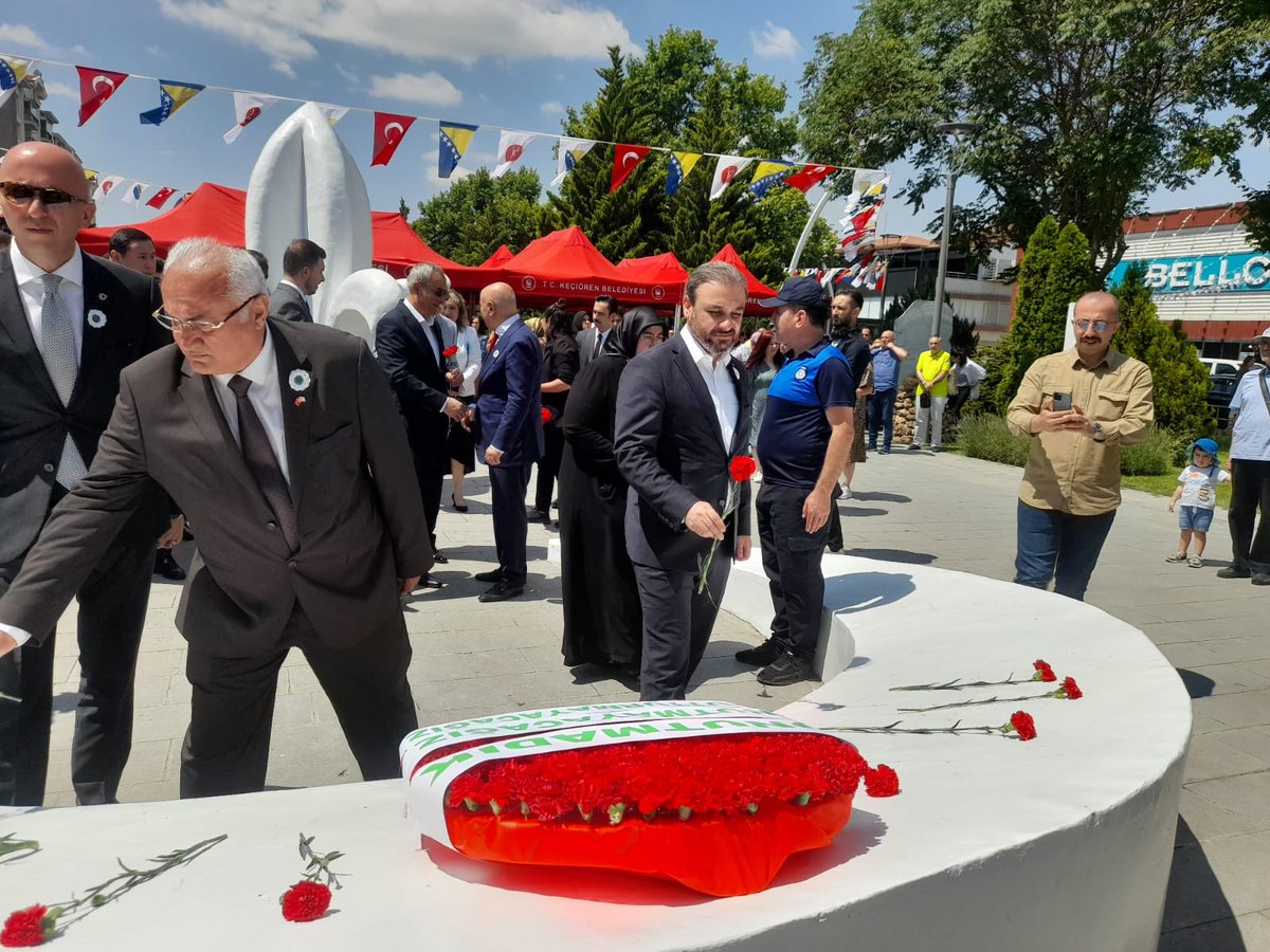 zafercoktan's tweet photo. #Srebrenica soykırımının yıldönümünde soykırımda şehit olan kardeşlerimizi Belediye Başkanımızı sn. @turgutaltinok06 Bosna Hersek büyükelçisi sn. Adis Alagiç ve değerli katılımcılarla birlikte rahmet ve hüzünle yâd ettik. 
#8372 #SrebrenitsaAğlıyor 🌹 https://t.co/9wUrLHYxJx