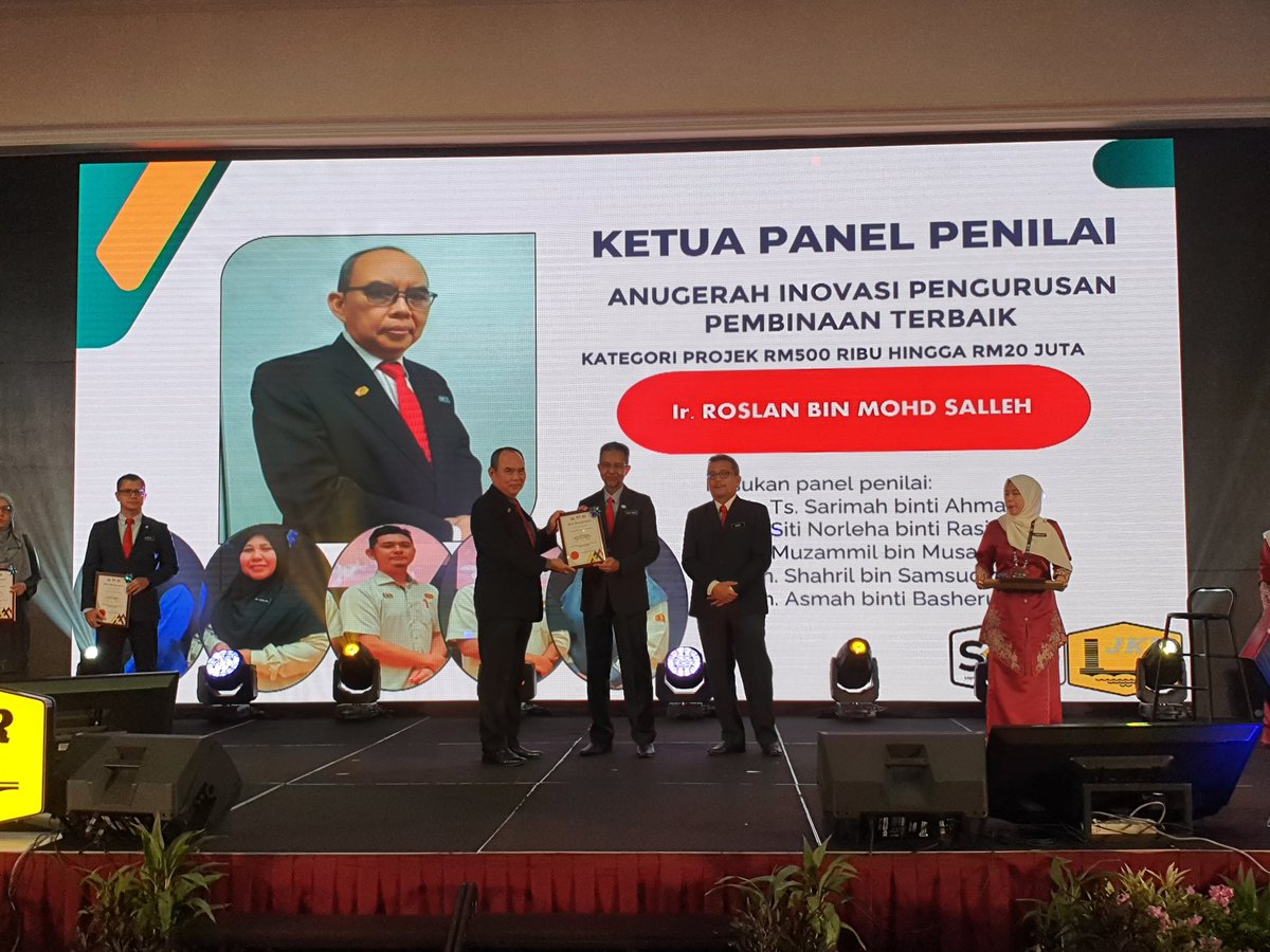 IPJKR_Official's tweet photo. Sesi penyampaian sijil penghargaan Panel Penilai bagi Anugerah Inovasi JKR Malaysia Sempena Pesidangan Pegawai Kanan (SOC) JKR Malaysia Tahun 2023 https://t.co/Vi73rVGYlr
