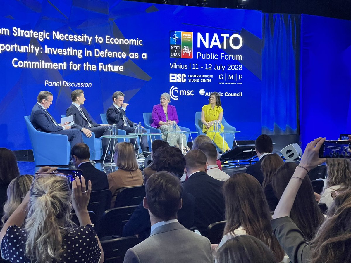 yata_ger's tweet photo. The German Defense Minister @BMVg_Bundeswehr Boris Pistorius announces a package of ~700Mil€ of support to Ukraine. „We are supporting 🇺🇦 as long as it is needed.“ 
#NATOPublicForum #NATOSummit https://t.co/7euxdtkvHM