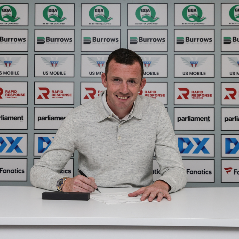 BarnsleyFC's tweet photo. 🗣️ "I'm looking to come in and try and make parts of the team better, individuals better and obviously myself better."

Neill Collins spoke for the first time since becoming our new Head Coach exclusively for iFollow Barnsley 👇