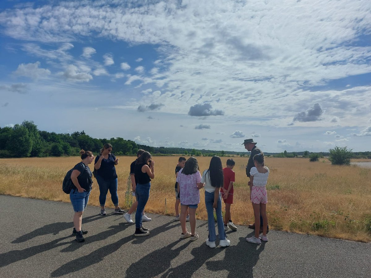 BalansSoest's tweet photo. Stichting Balans geeft regelmatig natuur en milieu educatie op Park Vliegbasis Soesterberg, in samenwerking met gidsen van Utrechts Landschap. Groep 7 van de Achtbaan ontdekte daar het zeldzame Echt  Duizendguldenkruid! https://t.co/4j8AW5b4YL