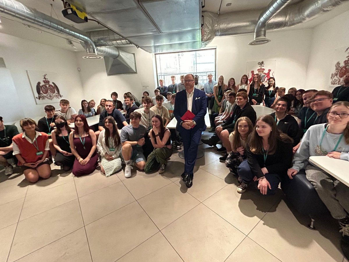 MPGeorgeFreeman's tweet photo. Delighted to meet Year 12 pupils from @AttleboroughAN @UKParliament to talk about Westminster and how the House works.
A pleasure to speak with pupils and a great opportunity to congratulate the school’s award of World Class Schools Quality Mark status.
#MidNorfolk https://t.co/aU8q0nYeAM