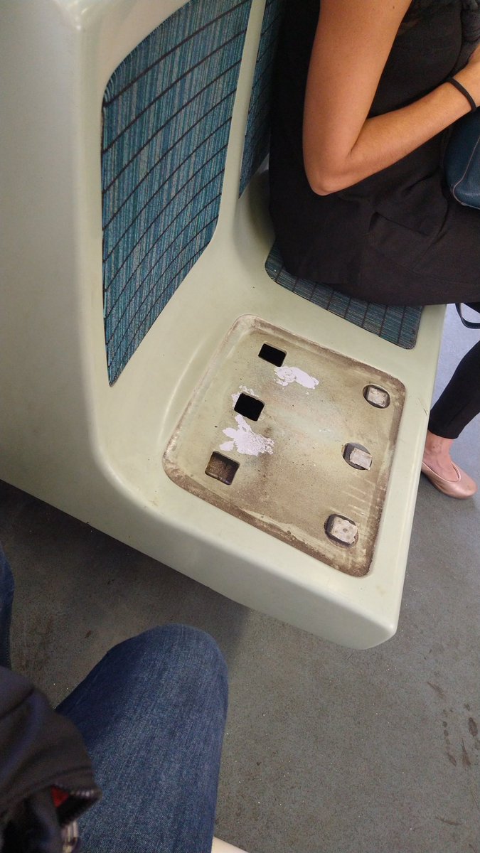 lukaleite's tweet photo. @SuperVia_trens Bom dia,indignada, estou num trem partindo da central pra Japeri as 7:08, simplesmente a maioria dos bancos neste estado por conta do vandalismo e quem perde nós mesmos https://t.co/K6rpN0w5Hh