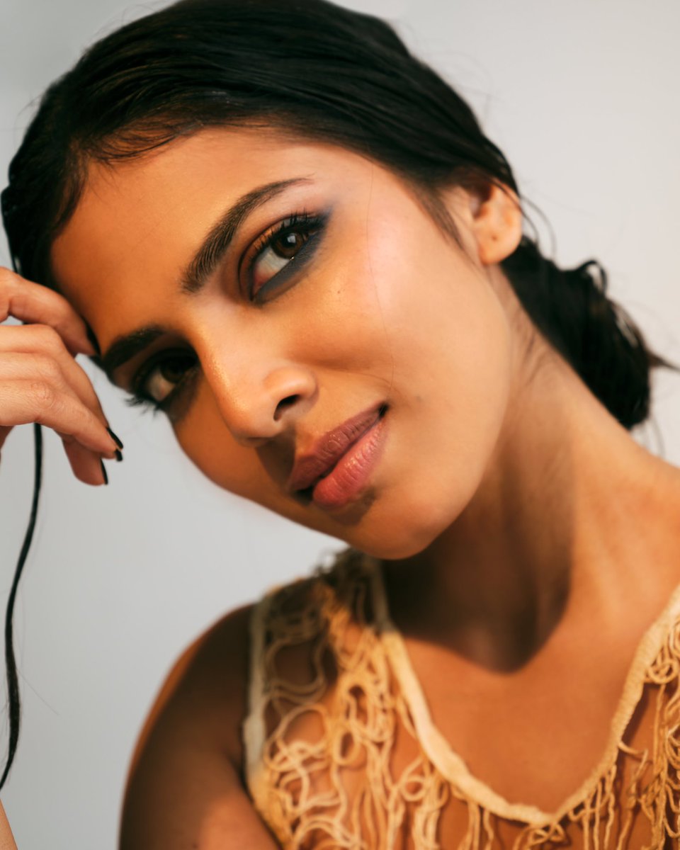 MalavikaM_'s tweet photo. Amma says I have very South Indian eyes. Do you agree with her? https://t.co/rhpiU5Yncy