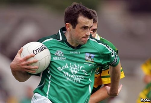 LimerickFanPage's tweet photo. ON THIS DAY: 19 years ago
Muiris Gavin in action against Kerry during the drawn Munster football final at the Gaelic Grounds on July 11th 2004 https://t.co/VEEKuajv4A