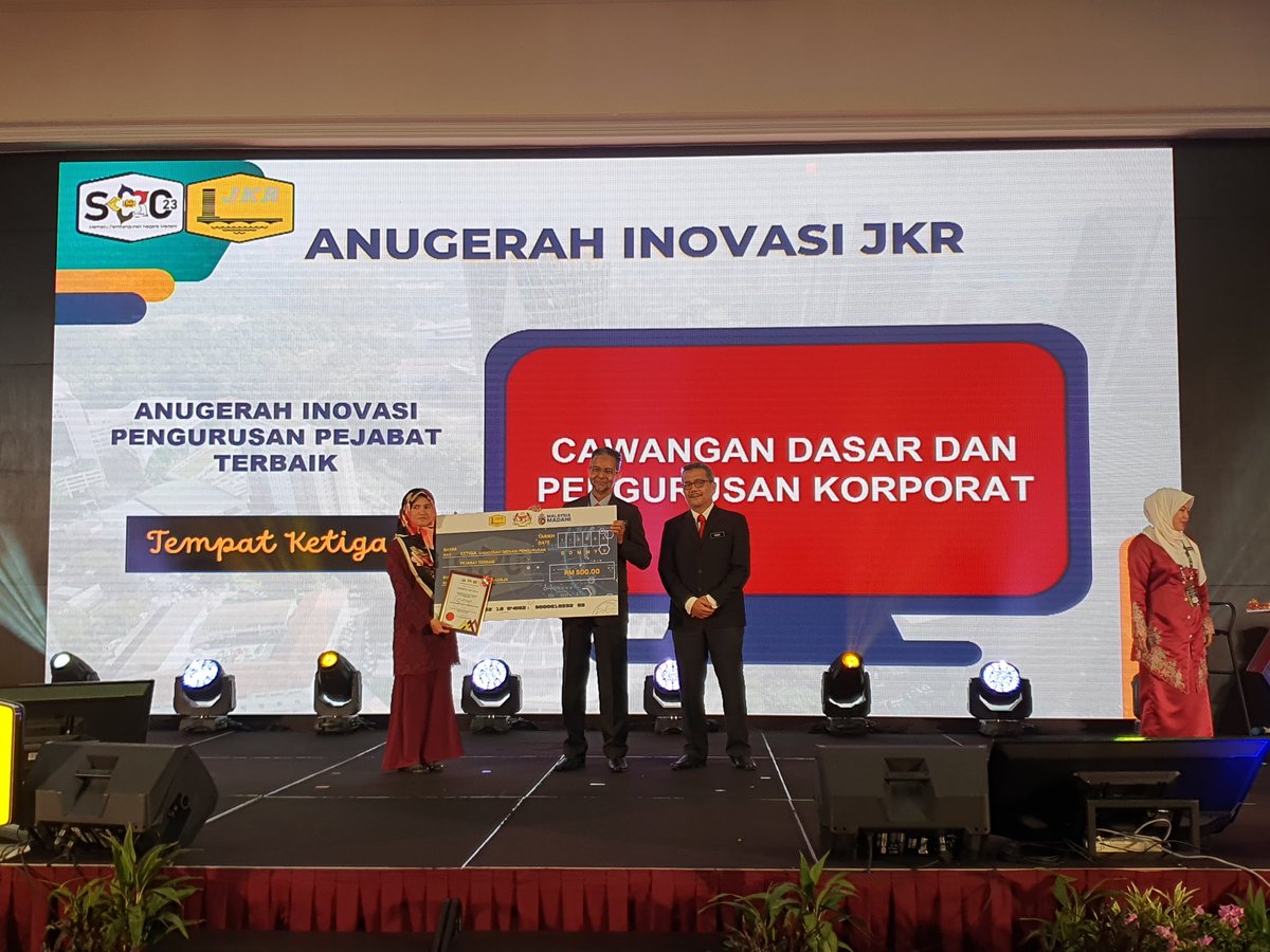 IPJKR_Official's tweet photo. Pemenang anugerah Inovasi bagi kategori Pengurusan Pejabat Terbaik sempena Persidangan Pegawai Kanan (SOC) JKR Malaysia Tahun 2023. https://t.co/GFoiQIbYNW