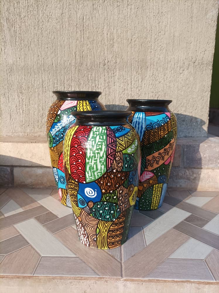 CeramicsCentral's tweet photo. Mid-year Tall Vase Tuesday 😍 https://t.co/hOJqyV0iug