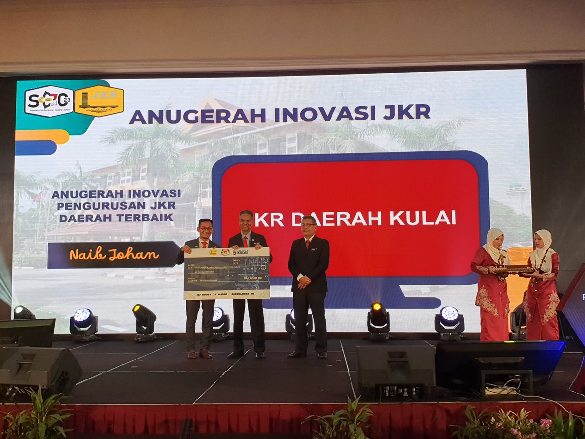IPJKR_Official's tweet photo. Pemenang anugerah Inovasi bagi kategori Pengurusan JKR Daerah Terbaik sempena Persidangan Pegawai Kanan (SOC) JKR Malaysia Tahun 2023. https://t.co/RByzAsaNJh