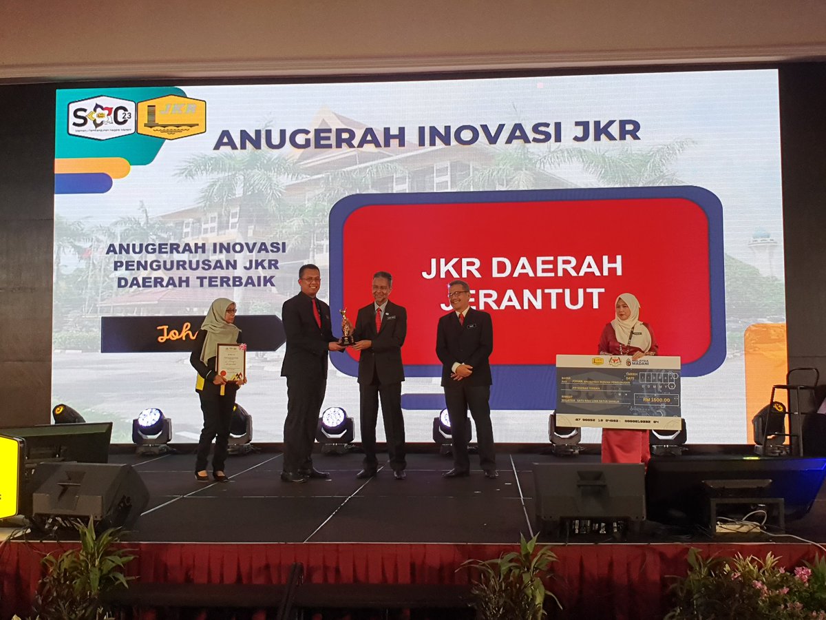 IPJKR_Official's tweet photo. Pemenang anugerah Inovasi bagi kategori Pengurusan JKR Daerah Terbaik sempena Persidangan Pegawai Kanan (SOC) JKR Malaysia Tahun 2023. https://t.co/RByzAsaNJh