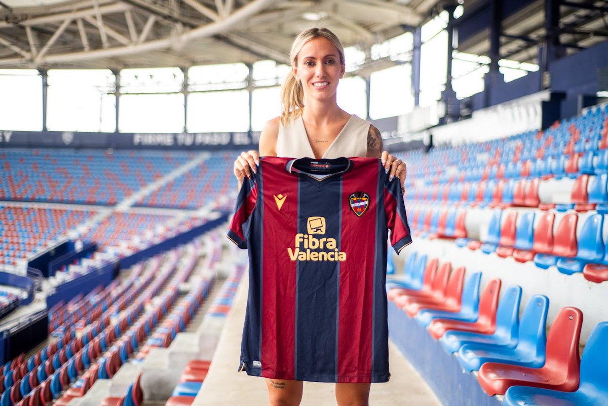 Angela_Sosa_10's tweet photo. ¡Estoy muy emocionada por anunciar mi fichaje por el @LUDfemenino ! ❤️💙

Se avecina un año lleno de desafíos que comienzan muy pronto y estamos decididas a estar a la altura de las expectativas de nuestra afición.

Nos vemos pronto, Granotas 🐸 https://t.co/KsQaf4TLZN