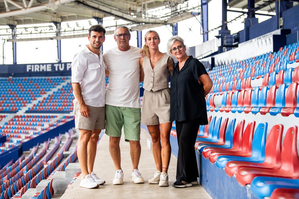 Angela_Sosa_10's tweet photo. ¡Estoy muy emocionada por anunciar mi fichaje por el @LUDfemenino ! ❤️💙

Se avecina un año lleno de desafíos que comienzan muy pronto y estamos decididas a estar a la altura de las expectativas de nuestra afición.

Nos vemos pronto, Granotas 🐸 https://t.co/KsQaf4TLZN